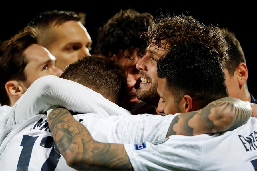 Jugadores italianos celebran gol vs Lituania