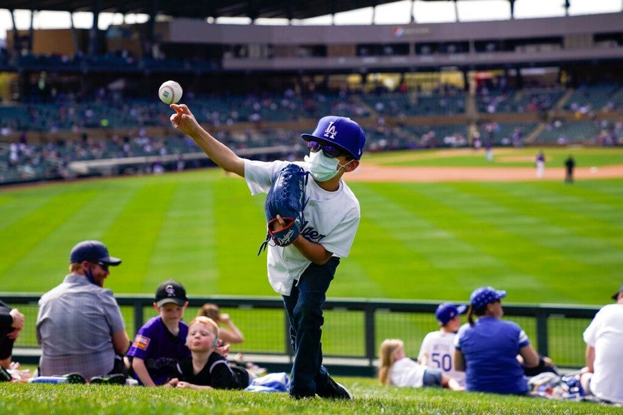 Niño jugando durante el Dodgers vs Rockies