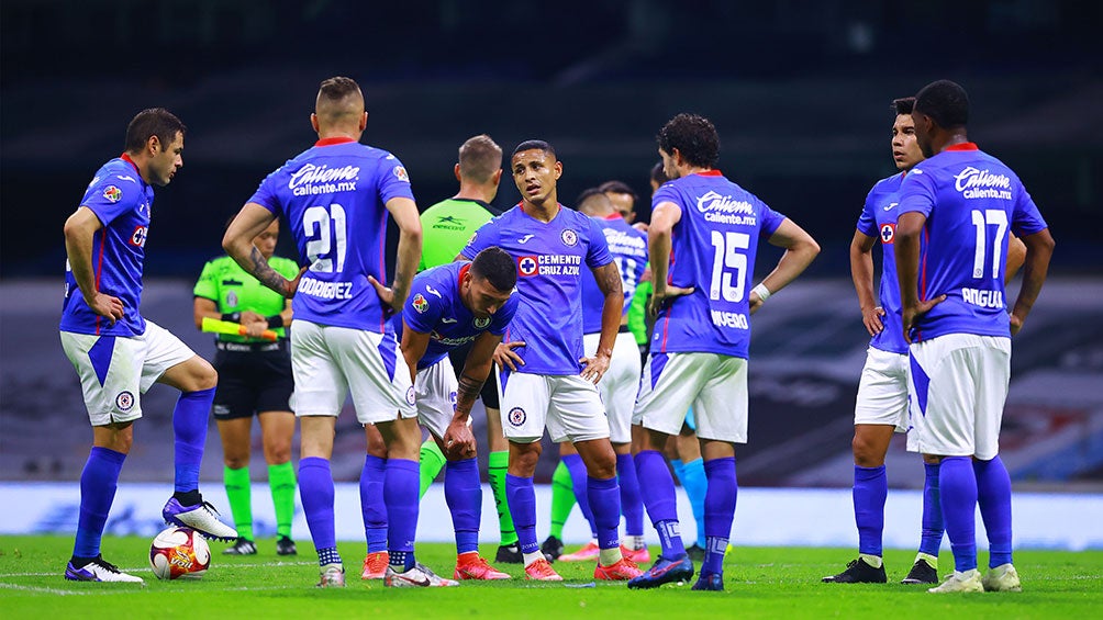 Jugadores de Cruz Azul en el partido contra Atlas