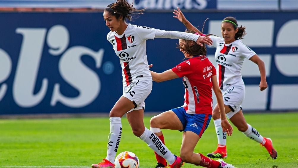 Alison González controla el balón 