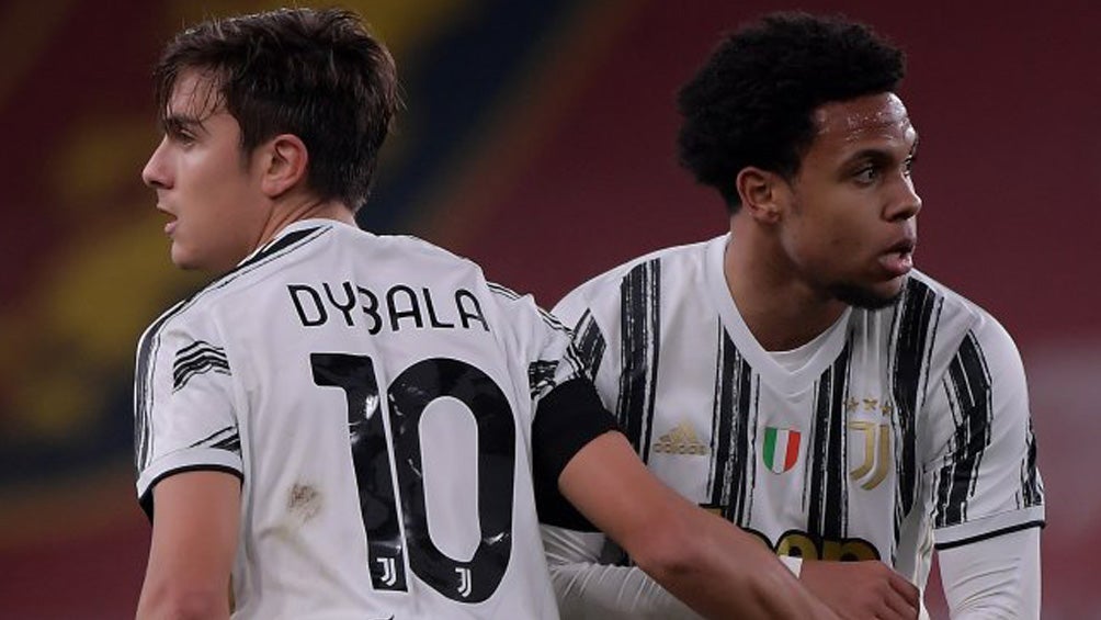 Dybala y McKennie durante un partido con la Juventus 