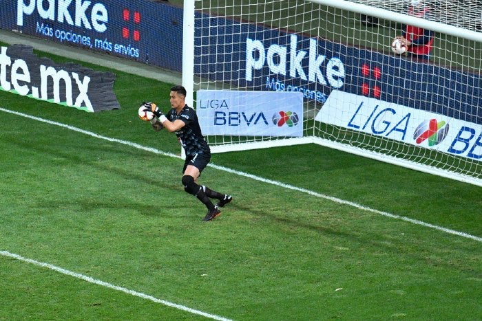 Raúl Gudiño durante un partido con Chivas