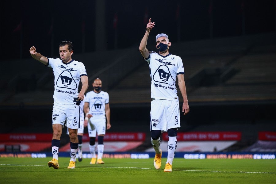 Vásquez y Mozo durante un partido con Pumas