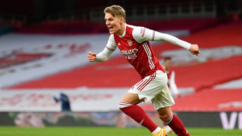 Martin Odegaard celebra con el Arsenal