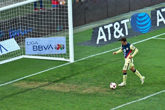 Sebastián Córdova durante un partido con América