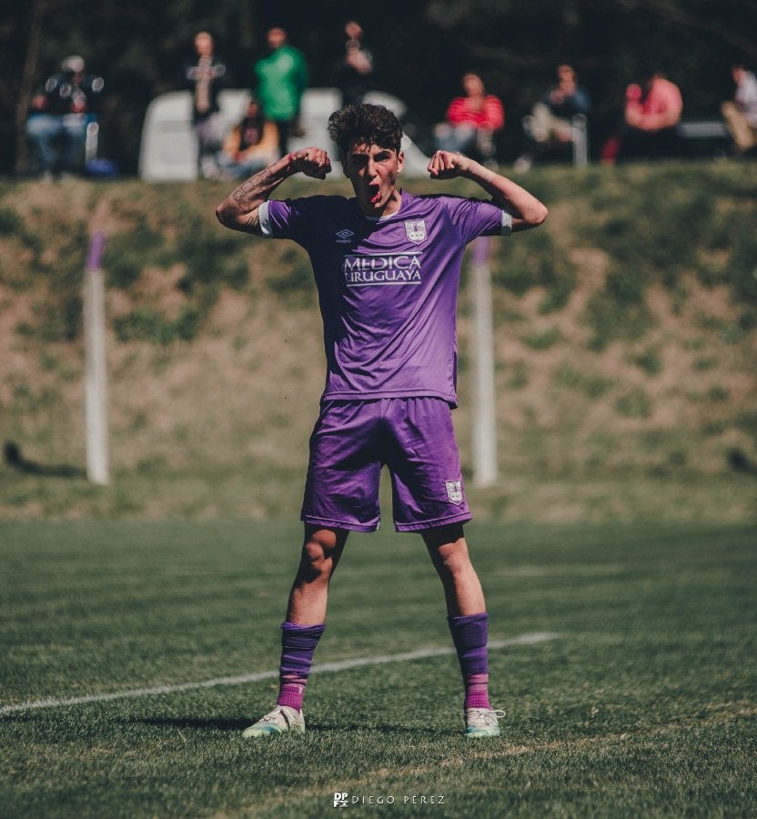 Diego Abreu durante un partido con Defensor Sporting