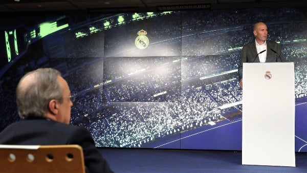 Presentación de Zidane, de espaldas Florentino Pérez