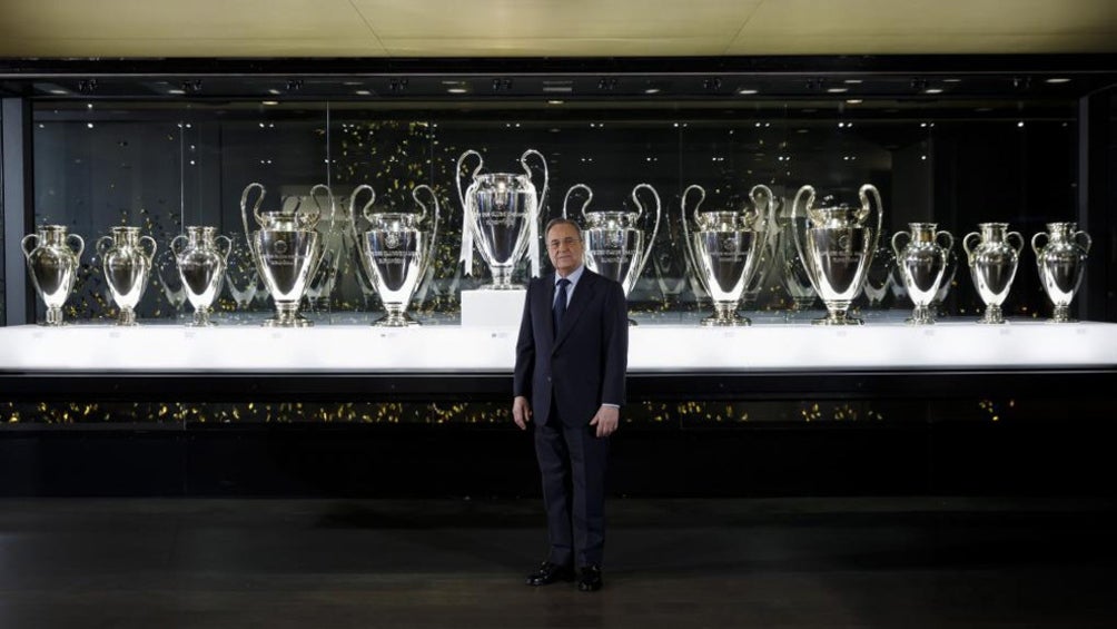 Florentino Pérez, presidente del Real Madrid posa con algunas Copas