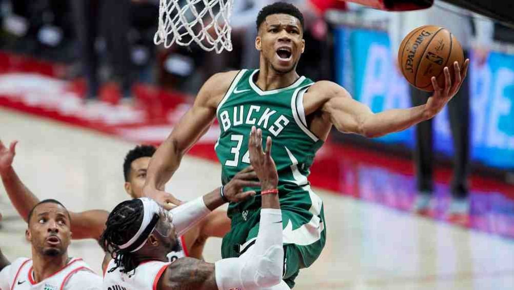 Antetokounmpo en acción ante Portland