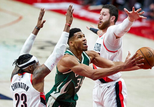 Antetokounmpo en acción ante Portland