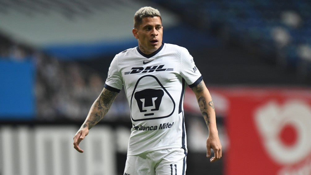 Juan Manuel Iturbe durante un partido con Pumas