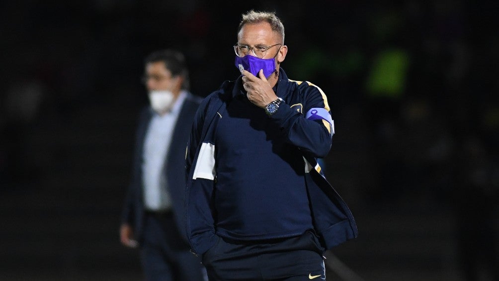 Andrés Lillini durante un partido con Pumas