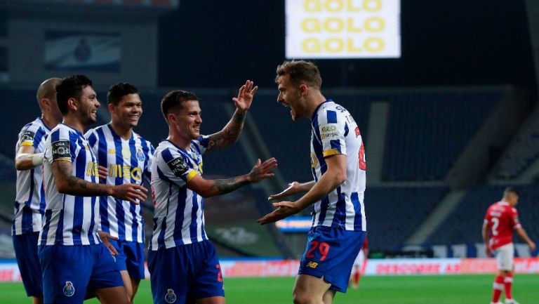 Tecatito Corona y sus compañeros celebran con Toni Martínez