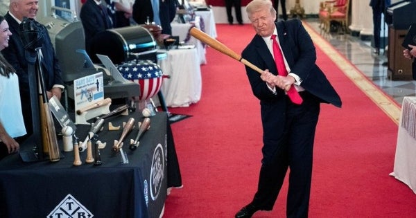 Donald Trump posa con bat