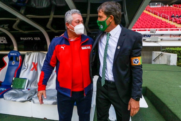 Almada y Vucetich se saludan antes del partido