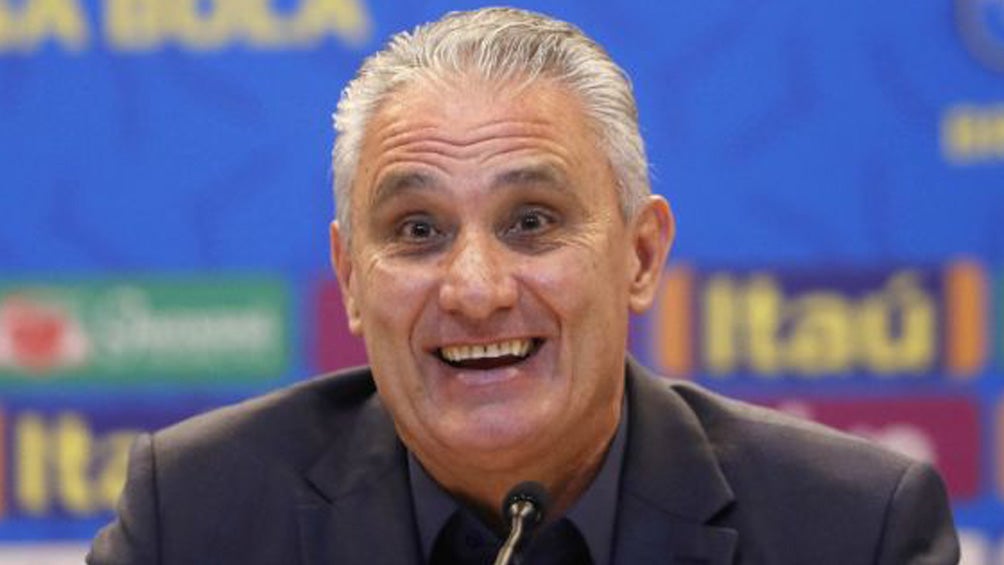 Tite durante una conferencia de prensa en Brasil 