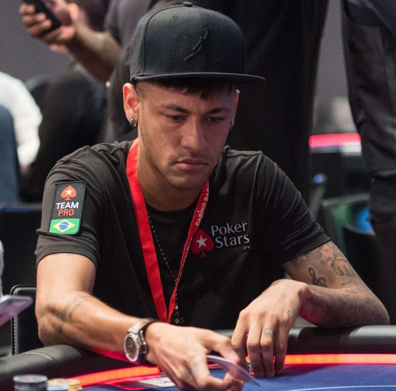 Neymar jugando poker