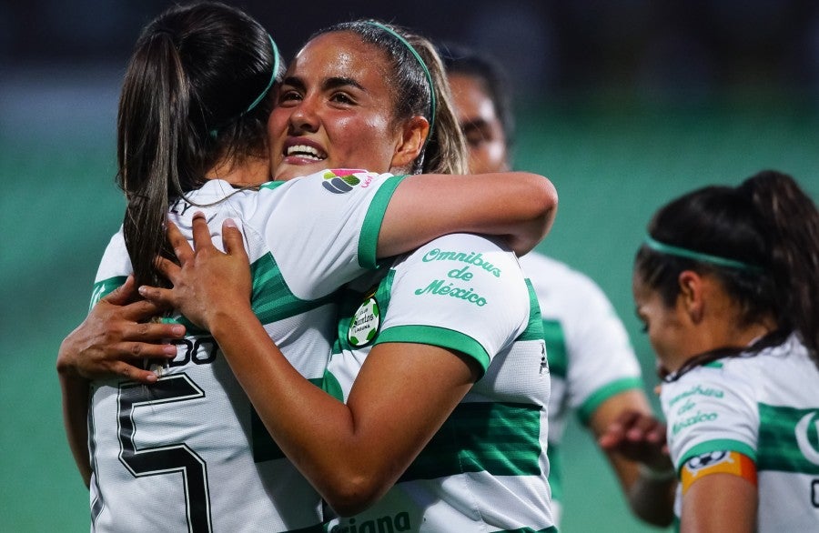 Alexia Villanueva celebra su anotación ante América