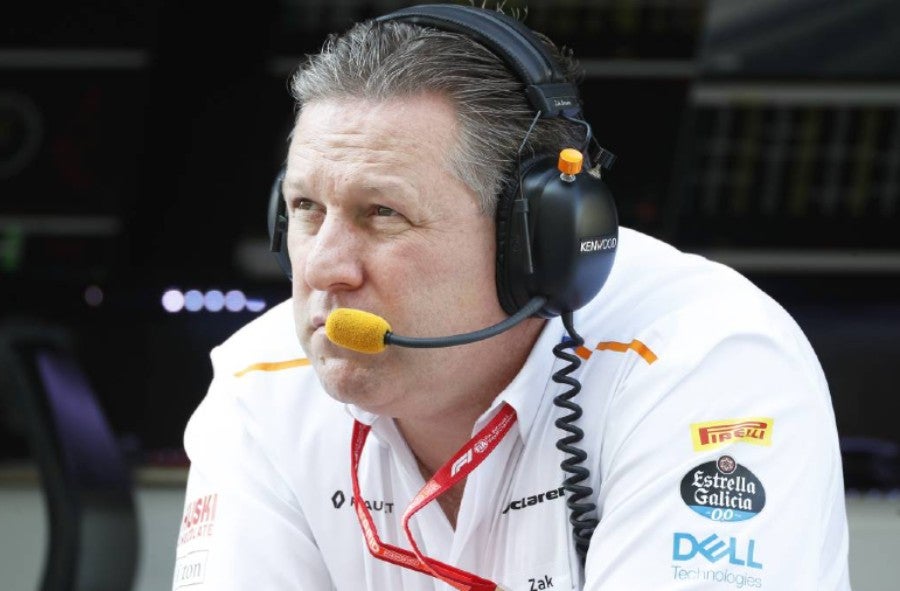 Zak Brown en comunicación con su equipo