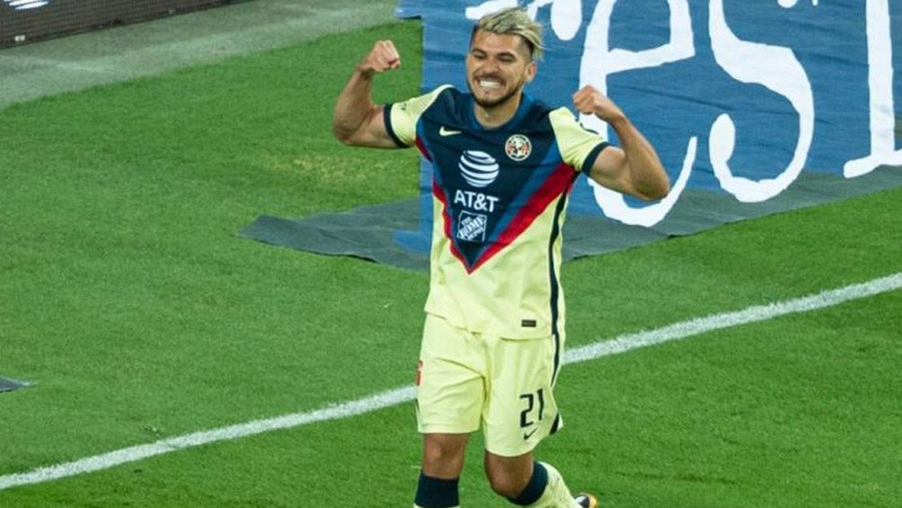 Henry Martín festeja una anotación con América 