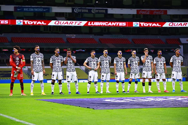 Jugadores de América previo al partido ante Necaxa 