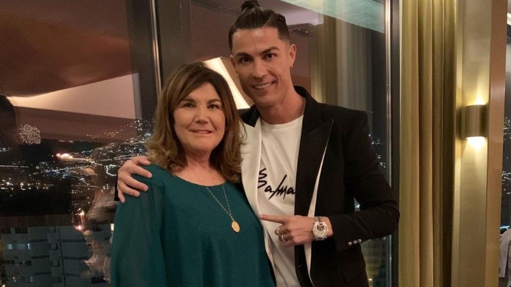 Mamá de Cristiano Ronaldo:'Me salvó la vida, me operaron en 5 minutos por una llamada de mi hijo'