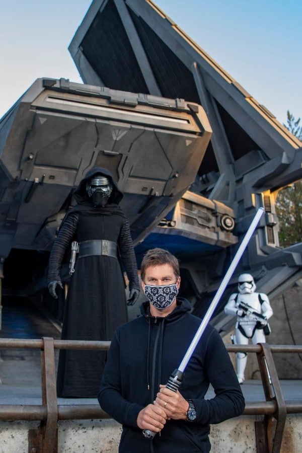 Tom Brady en su visita al Star Wars: Galaxy's Edge