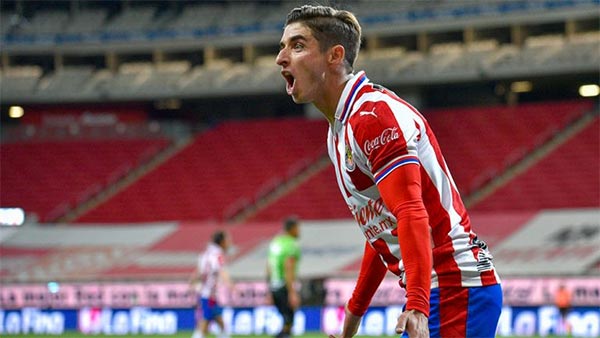 El jugador de Chivas durante un partido 