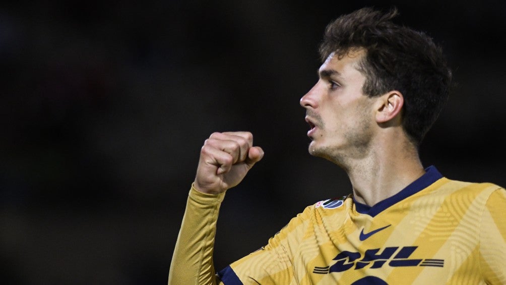 Juan Dinenno celebrando un gol con Pumas