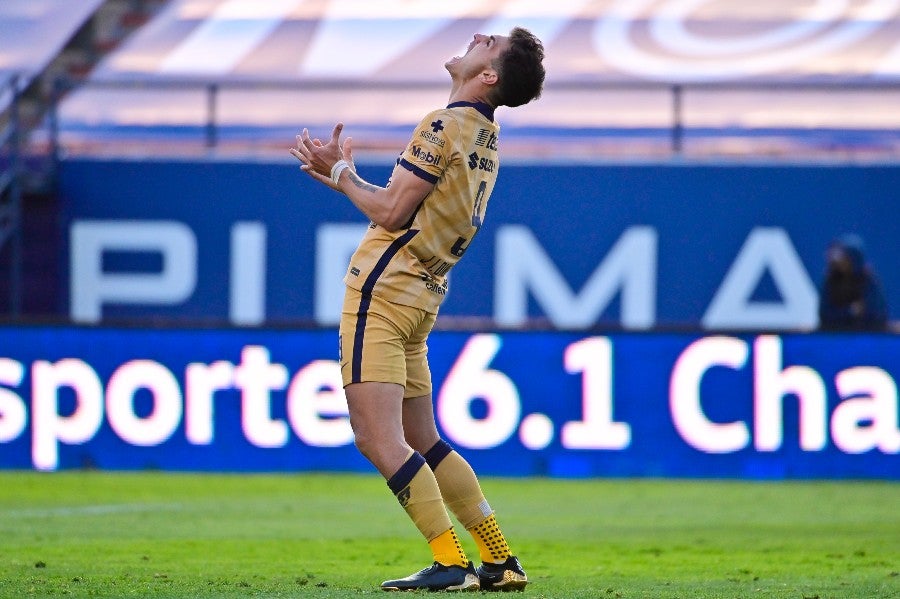 Juan Dinenno durante un partido con Pumas