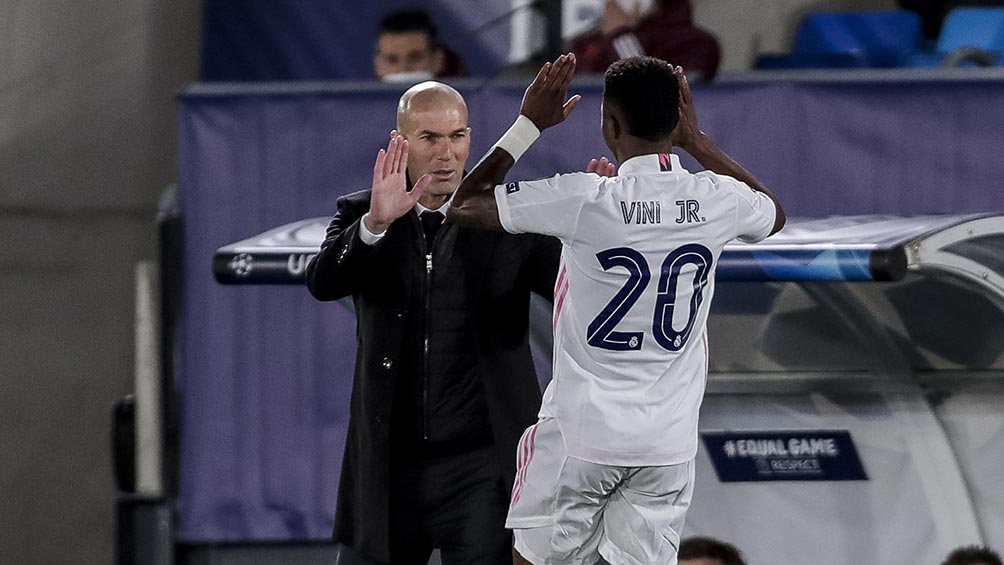 Vinicius Junior  festeja junto a Zinedine Zidane