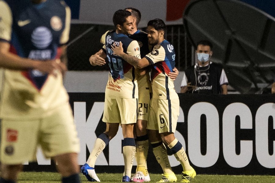 Jugadores del América celebran gol vs Olimpia