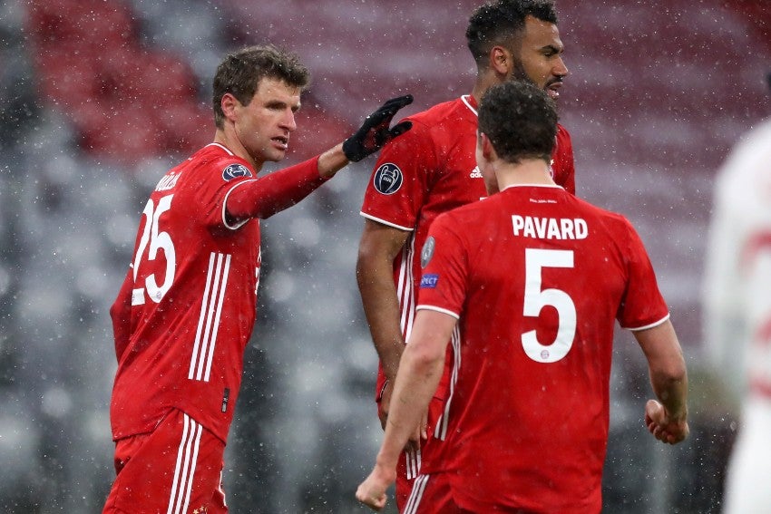 Müller celebrando con sus compañeros el gol del empate del Bayern