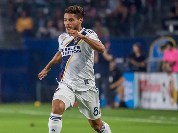 Jonathan dos Santos en partido con Galaxy