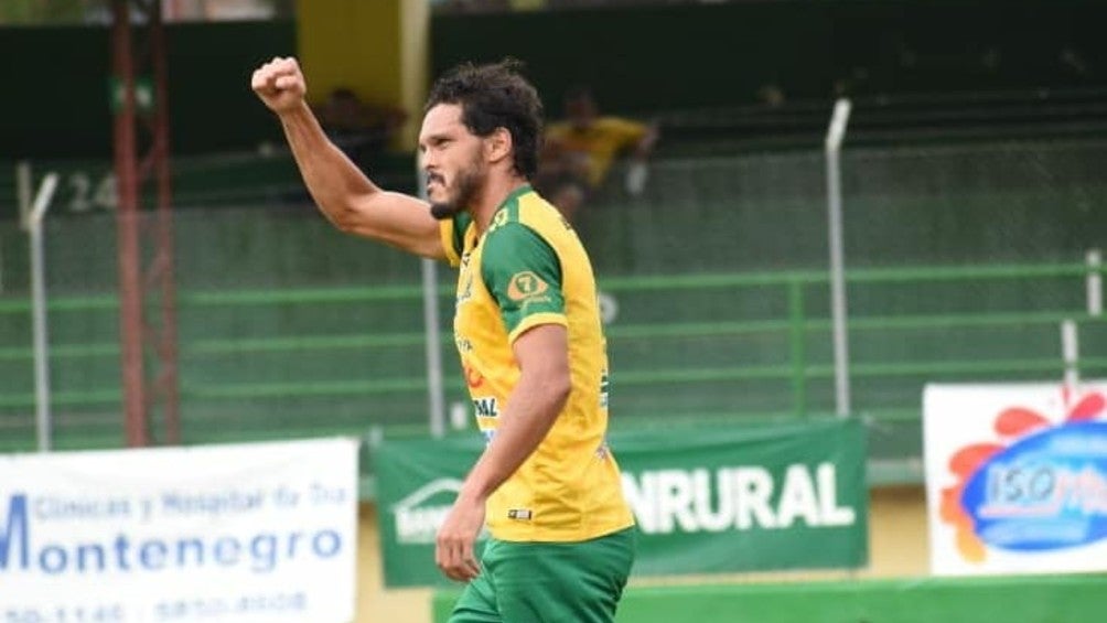 Luis Ángel Landín celebra con el Guastatoya