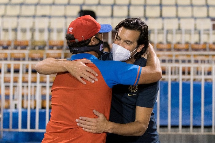 Solari se abraza con Troglio antes del partido