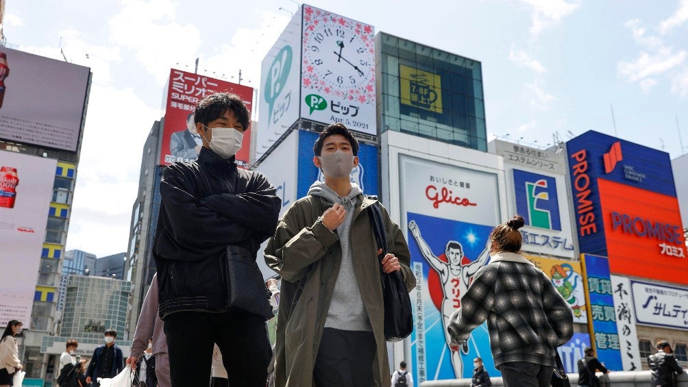 Habitantes de Osaka con mascarilla