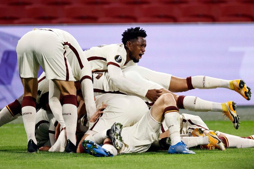 Jugadores de la Roma festejando un gol a favor