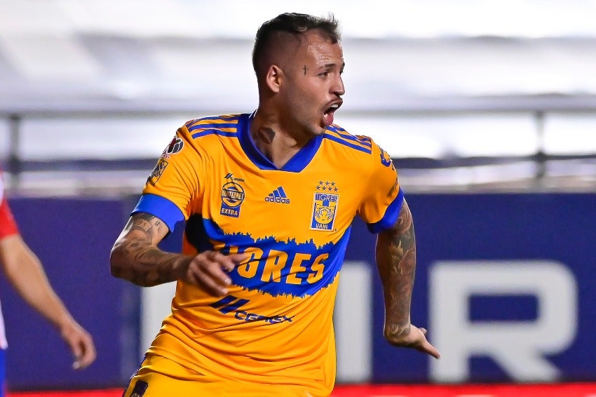 Nicolás López durante un partido con los Tigres