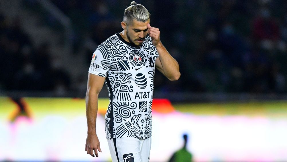 Henry Martín durante un partido del América