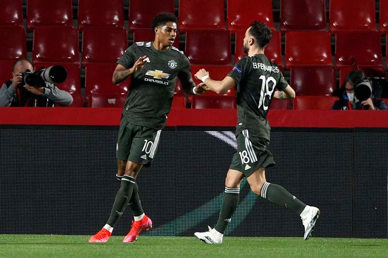 Rashford y Fernandes celebran un gol ante Granada 