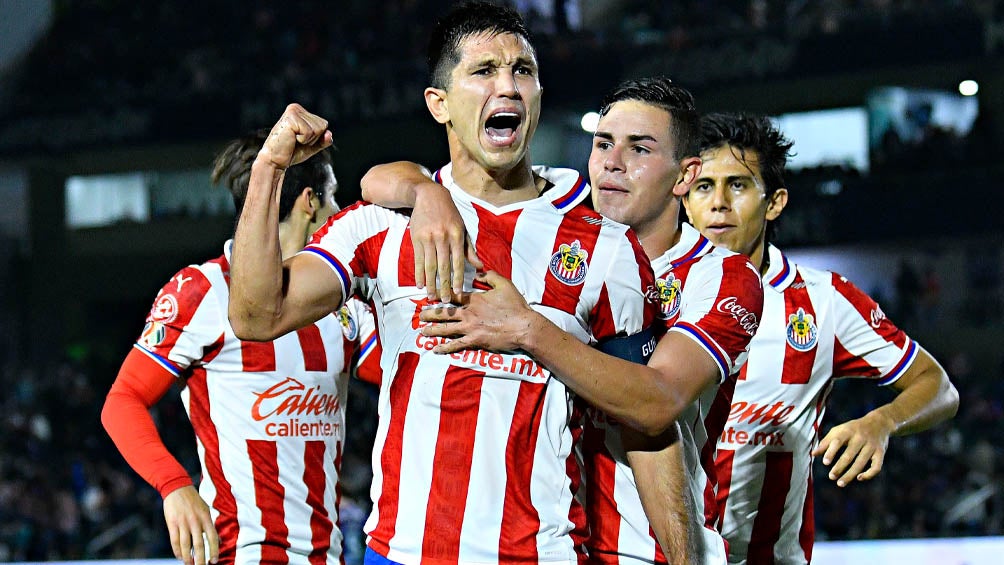 Lalo Torres celebra con Jesús Molina un gol de Chivas 