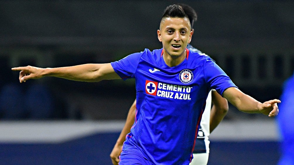 Roberto Alvarado celebrando un gol con Cruz Azul