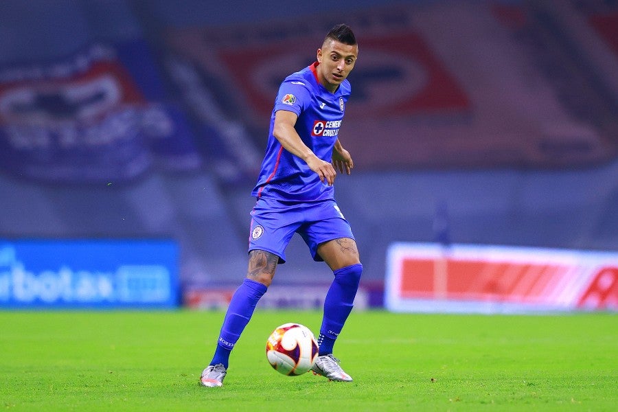 Roberto Alvarado durante un partido con Cruz Azul