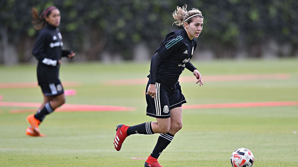 Alicia Cervantes en un entrenamiento con Selección Mexicana