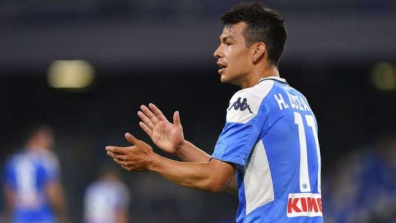 Hirving Lozano en partido con Napoli