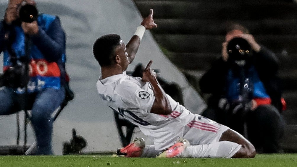 Vinicius celebra con el Real Madrid en Cuartos de Final de la Champions