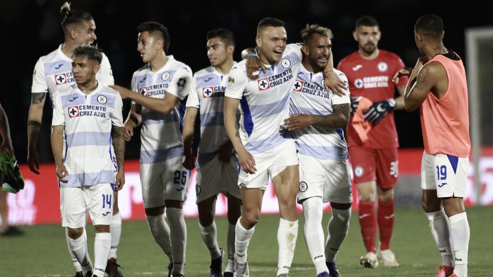 Jugadores de Cruz Azul festejan un triunfo en Liga MX 