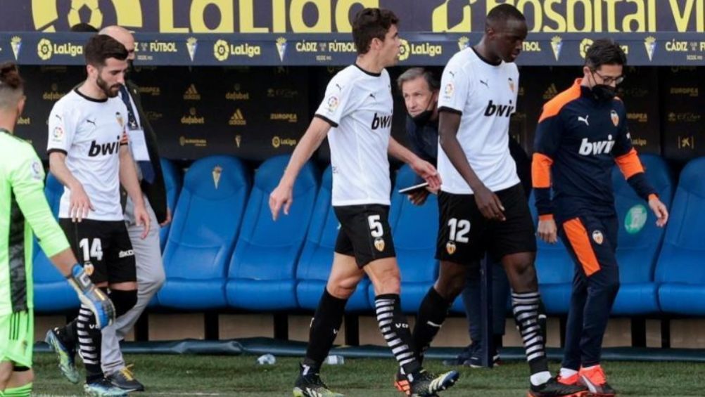 Diakhaby abandonando el partido entre el Valencia y el Cádiz por insultos racistas