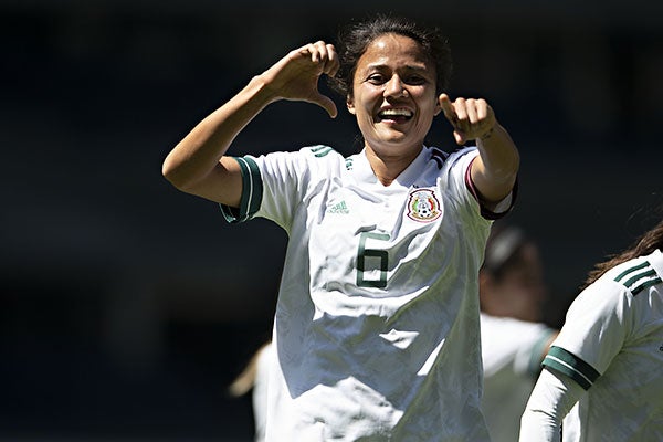  Rebeca Bernal festeja un gol con el Tri